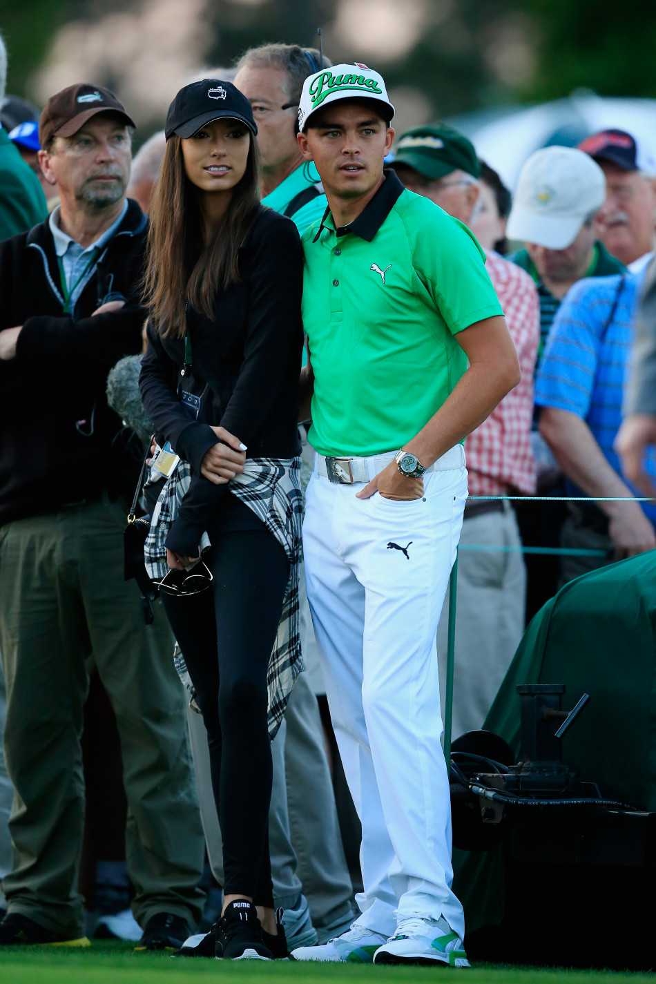 福勒与女友手牵手漫步，亚历克西斯侧头微笑，两人的背影在奥古斯塔的球道上显得温馨而和谐。