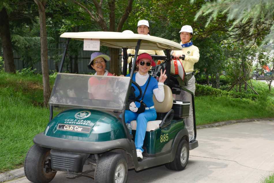 绿茵之上的优雅对决 一位高尔夫球手正半蹲在果岭边,目光如炬地审视着绿色草毯上细微的起伏,寻找小球入洞的最佳路径