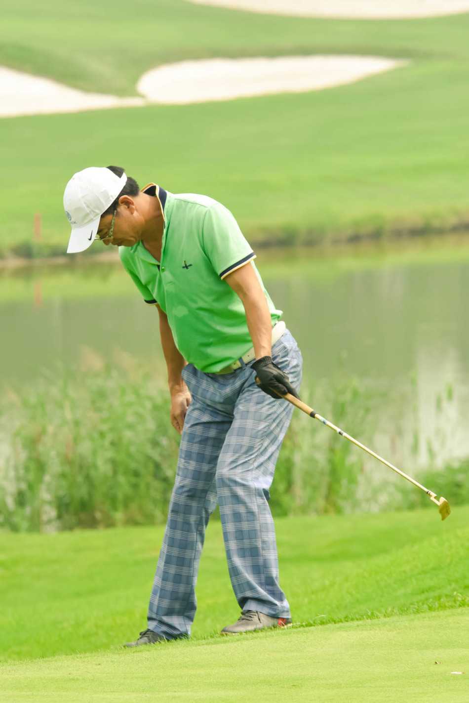 绿茵之上的优雅对决 球员在开球台上完成一次完美的转身挥杆,球杆与小球撞击的瞬间,力量与技巧完美融合