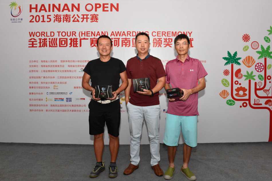 绿茵之上的优雅对决 所有球员与工作人员在美丽的球场边拍摄大合影,彩旗飘扬,气氛热烈,共同庆祝赛事的圆满成功