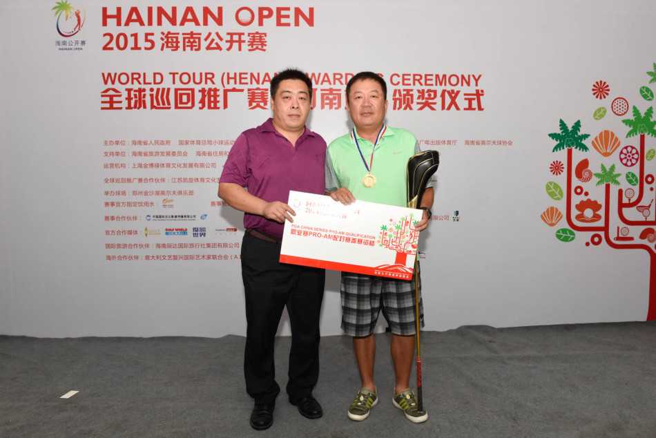 绿茵之上的优雅对决 蓝天白云下,翠绿的球道蜿蜒伸向远方,宛如一幅宁静而壮阔的天然画卷,等待球手去挑战