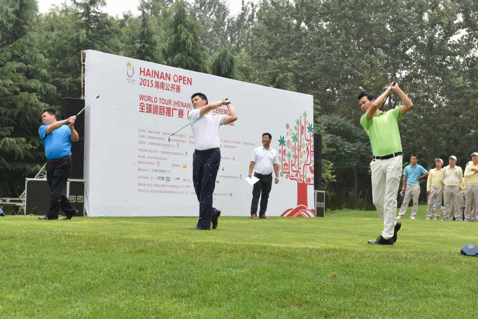 绿茵之上的优雅对决 颁奖时刻,净杆冠军得主手捧奖杯,笑容灿烂,周围是其他参赛者祝贺的掌声