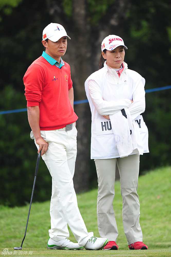 中国高尔夫名将张连伟神情专注，正准备大力开球，白色小球即将在蓝天绿草间划出优美弧线。