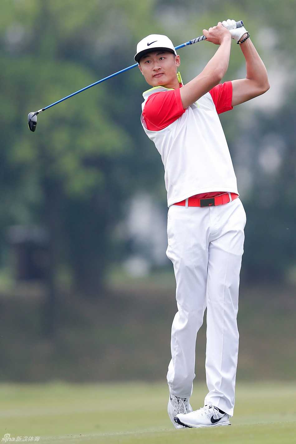 李昊桐在沙坑中陷入困境，但他表情镇定，正运用技巧试图将球救出，场面紧张而富有技术性。