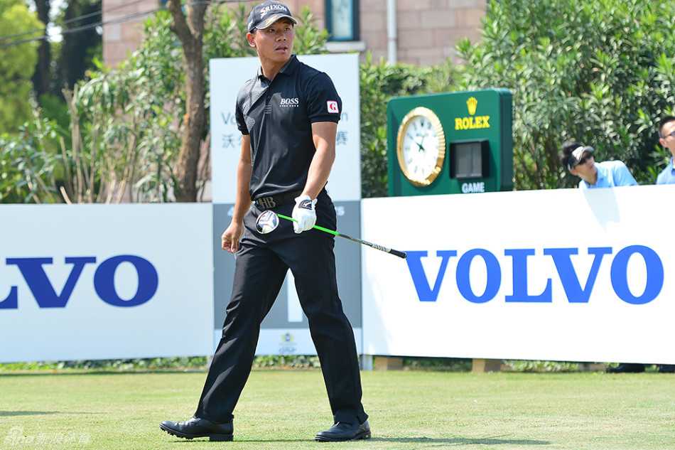 老将张连伟在发球台优雅开球，身姿挺拔，动作一气呵成，展现出历经赛场的沉稳风范。