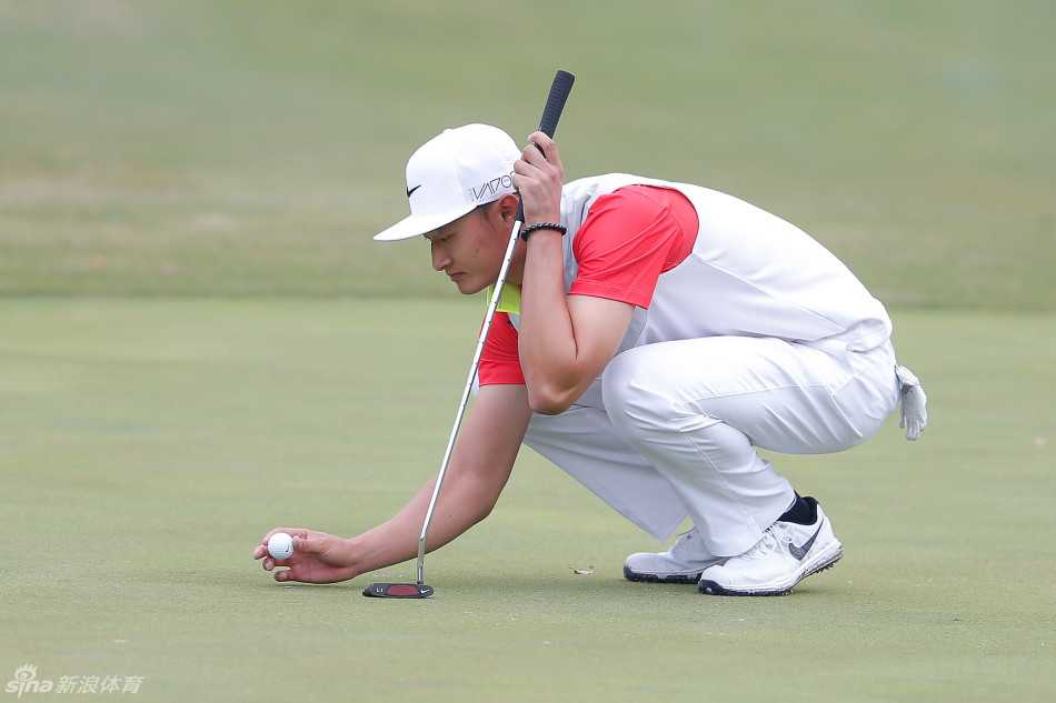 黄文义与尚林燕在赛场上喜悦击掌，笑容灿烂，共同庆祝比赛中的一次精彩表现或默契配合。