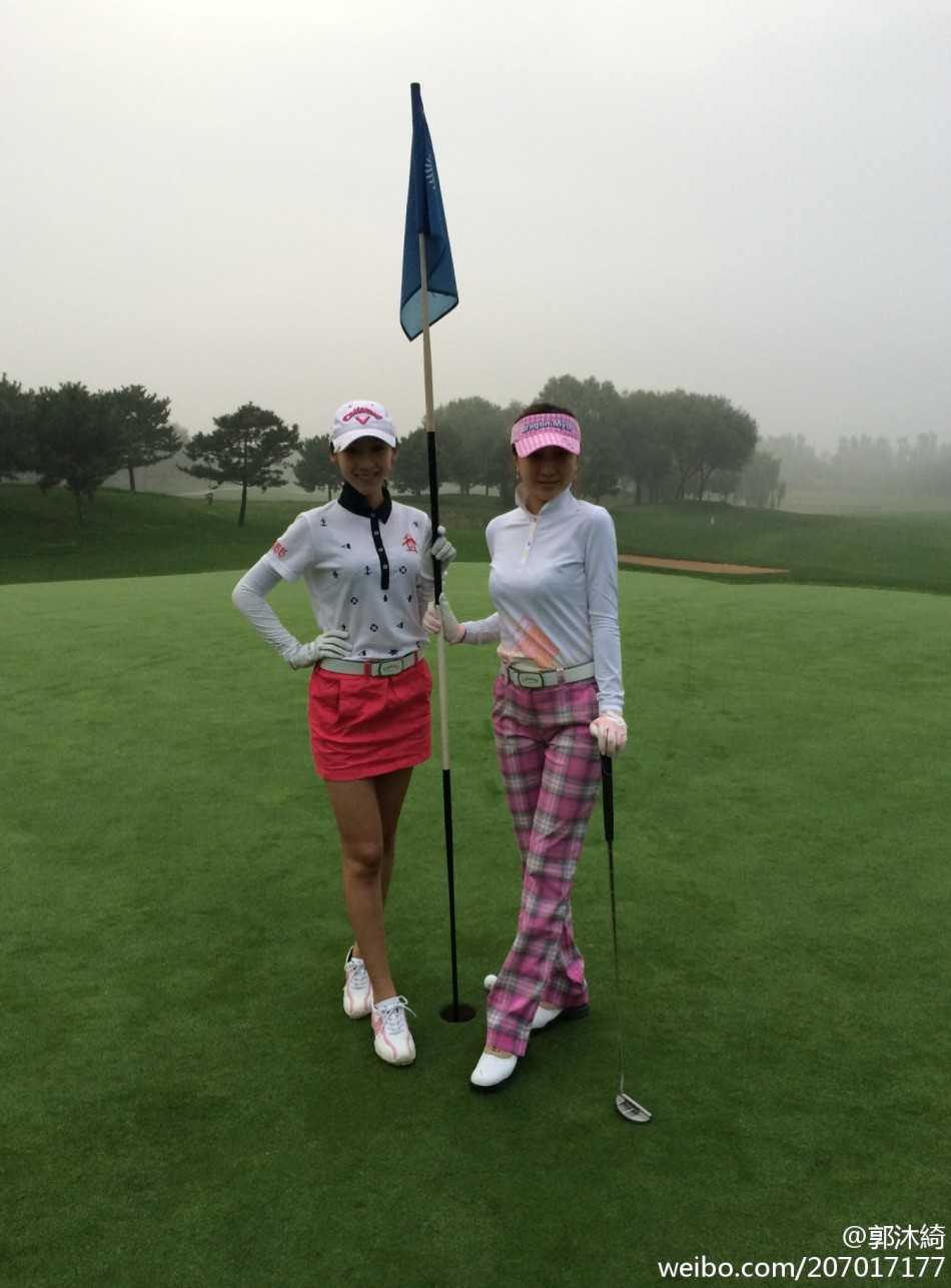 郭沐绮在晨光中优雅转身，球杆划破空气，构成一幅力与美交融的瞬间