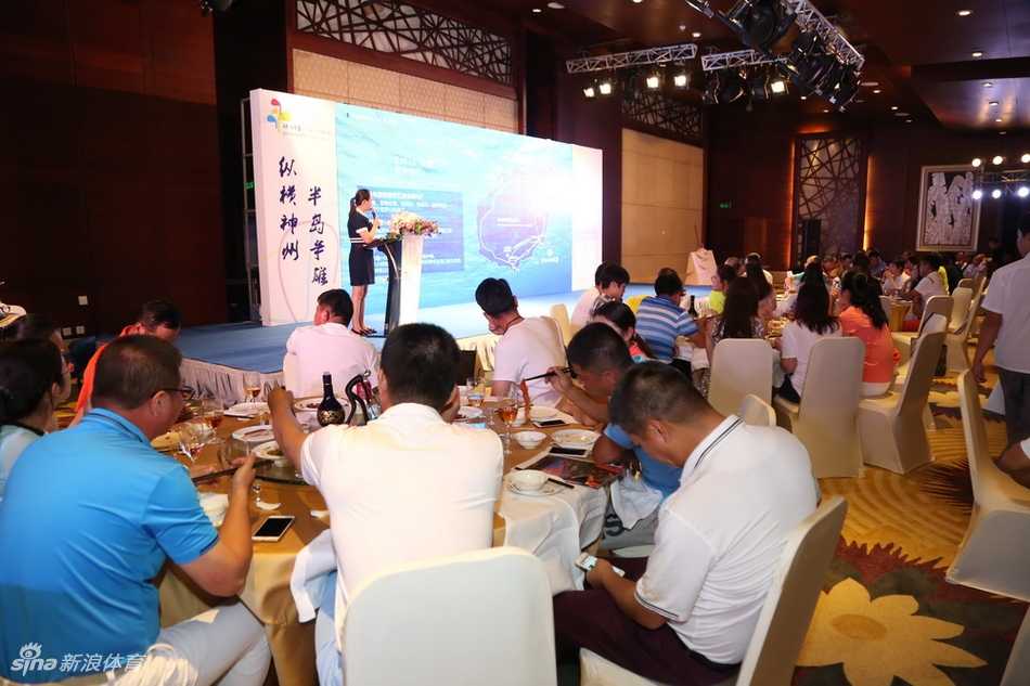 选手在果岭上俯身专注推杆，阳光勾勒出其沉稳的身影，小小的白球成为全场目光的焦点。