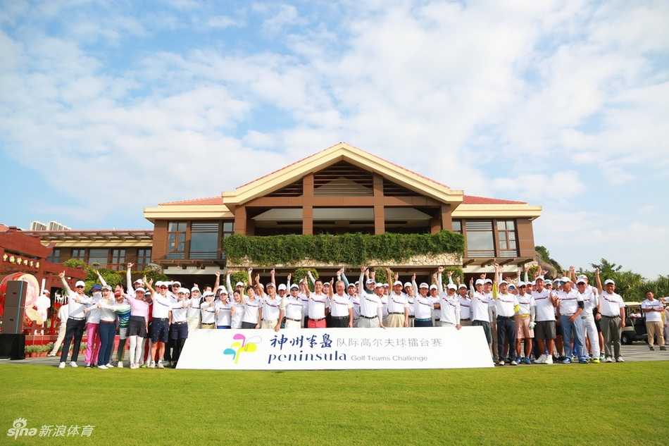 参赛选手们精神抖擞，在开阔的球场合影，蓝天绿草间洋溢着蓬勃的朝气与对比赛的无限期待。