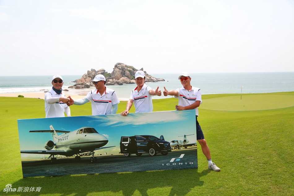 队长们围桌而坐，神情专注地进行赛前会议，手中的笔和资料预示着一场公平而有序的竞技即将展开。