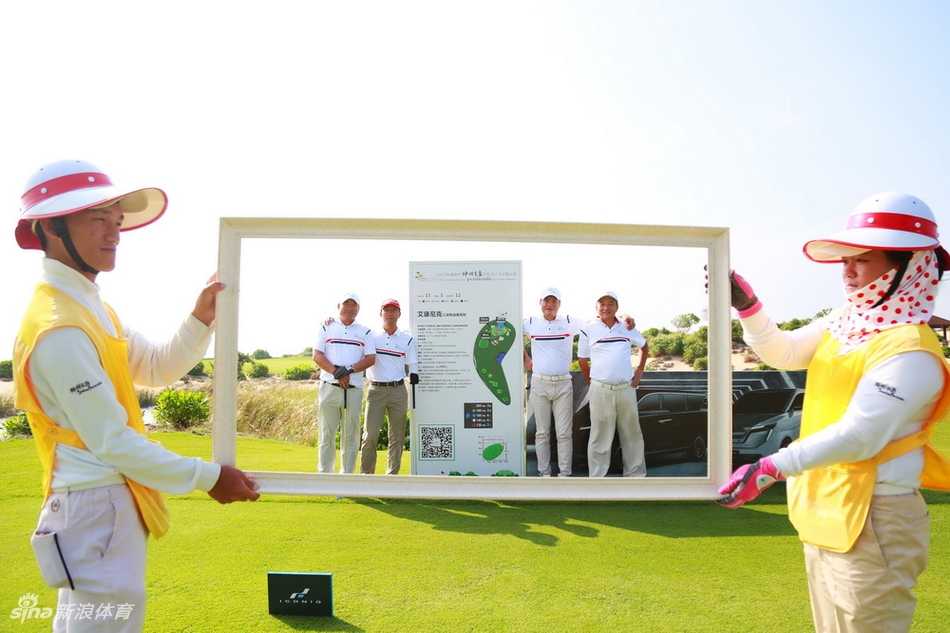 主办方代表高军总正在晚宴上致辞，神情从容自信，背后的大屏幕映衬着赛事主题，尽显主办方的用心。