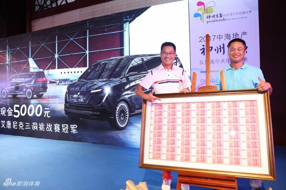 璀璨灯光下，晶莹剔透的冠军奖杯静置在丝绒展台上，等待着它的主人，象征着至高无上的荣誉与拼搏的成果。