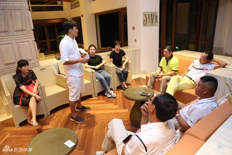 选手以标志性的剪刀手姿势与奖杯开心合影，眼中闪烁着自豪的光芒，身后是共同庆祝的伙伴们。