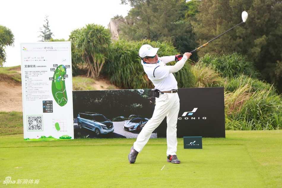 璀璨灯光下的晚宴颁奖现场，获奖者高举奖杯，笑容灿烂，现场洋溢着成功与喜悦的热烈氛围。