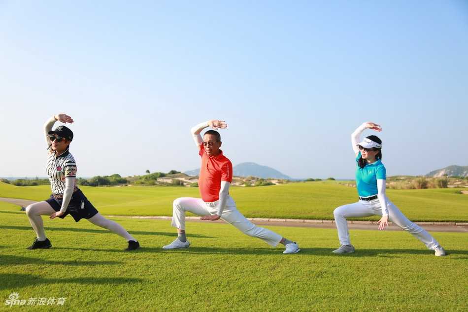 绿草如茵的球道上，男女选手搭档并肩前行，一边轻松交流一边走向下一个球洞，展现了高尔夫运动的社交与休闲魅力。