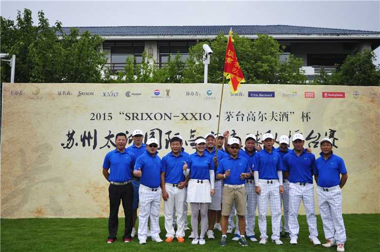 隆重的颁奖仪式上，冠军得主满面笑容地接过一座闪亮的水晶奖杯，台下队友们热烈鼓掌，现场充满了胜利的喜悦与诚挚的祝贺。