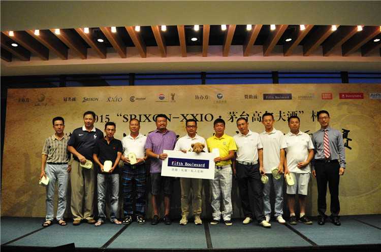 一位球员正屏息凝神，在果岭边仔细查看推杆线路，他屈膝俯身，用手指感知草纹，专注的神情仿佛在解读大地的密码。