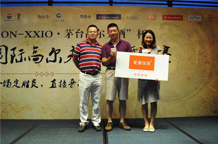 队友们在风景如画的球道上并肩前行，边走边愉快交谈，远处是起伏的果岭与树林，构成了一幅动静结合、和谐美好的画卷。