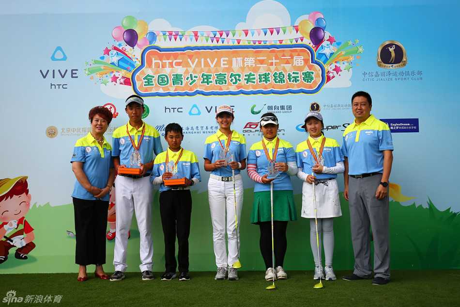 一位小球员在果岭上全神贯注地观察推杆线路，阳光洒在稚嫩却认真的脸庞上，展现了高尔夫运动培养的专注与思考。