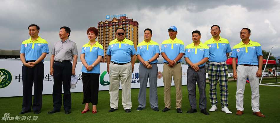 赛事颁奖嘉宾们齐聚一堂，手持奖杯与鲜花，笑容满面地合影，共同记录下这一推动高尔夫运动发展的珍贵时刻。