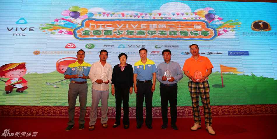 颁奖典礼上，冠军选手激动地举起象征胜利的奖杯，台下观众报以热烈掌声，整个赛场充满了胜利的喜悦与荣耀。