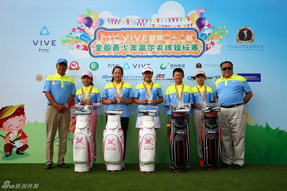 蓝天白云下的高尔夫球场绿意盎然，小球员们分散在球道与果岭上专注比赛，构成一幅动静相宜的优美运动画卷。