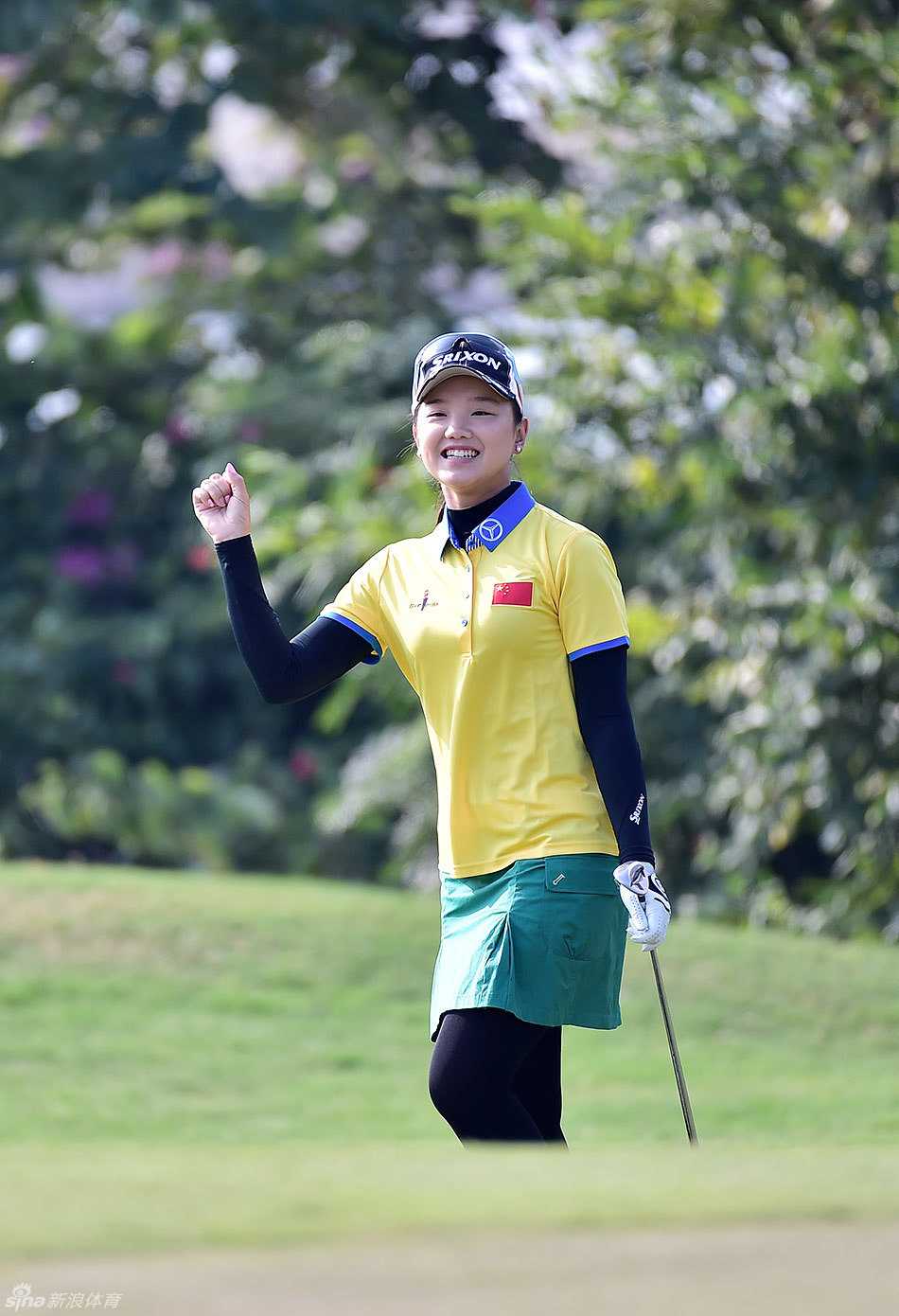 查理-赫尔在沙坑中果断挥杆救球，沙砾飞扬中小球精准飞向果岭