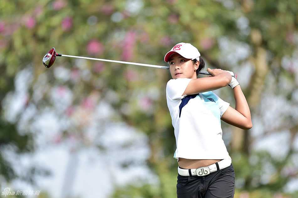 陈紫兰在开球台上全神贯注，优雅挥杆，小球如流星般飞向球道远方