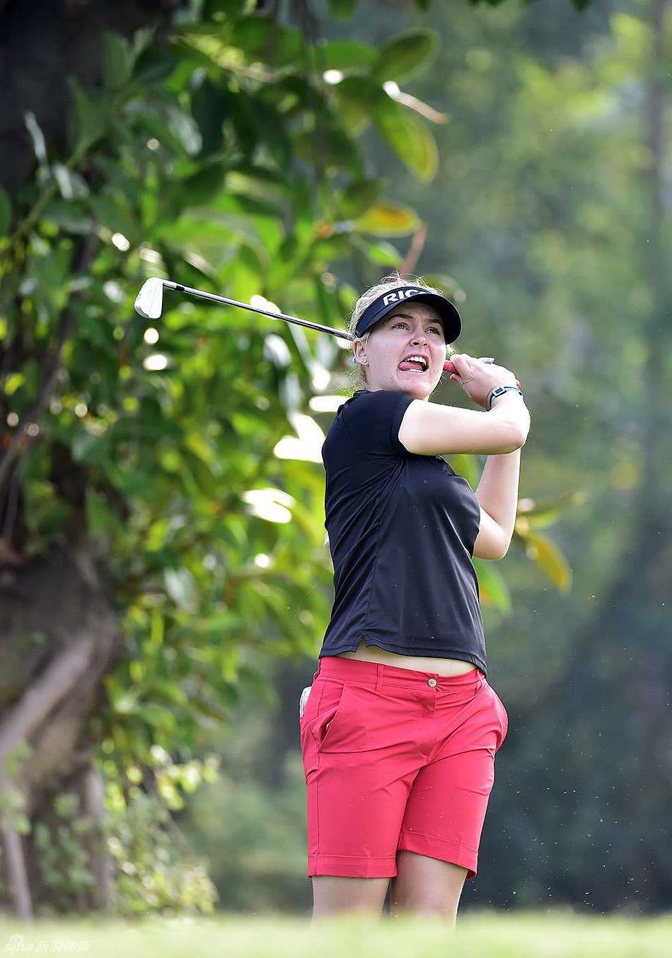 林希妤在球道上自信挥杆，动作流畅而充满力量，尽显职业风范