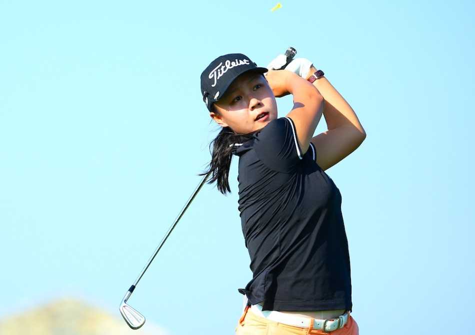 中国选手王梓漪全神贯注，在比赛中优雅挥杆，身姿与背后绿茵场构成动人画卷