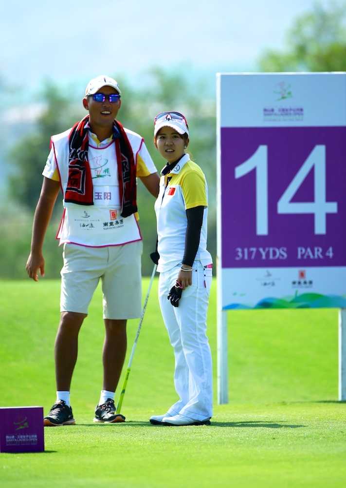 查理-胡尔与陈利庆在赛场上轻松摆出胜利姿势，笑容灿烂如赛场阳光