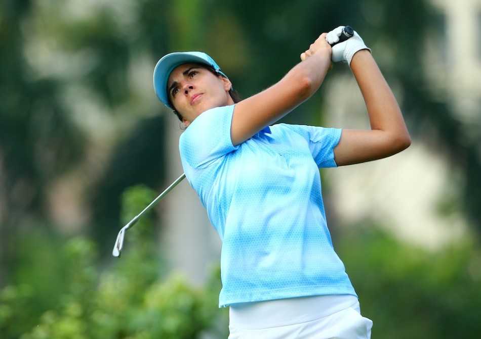 林希妤在果岭边弯腰仔细摆放小球，神情专注仿佛世界静止