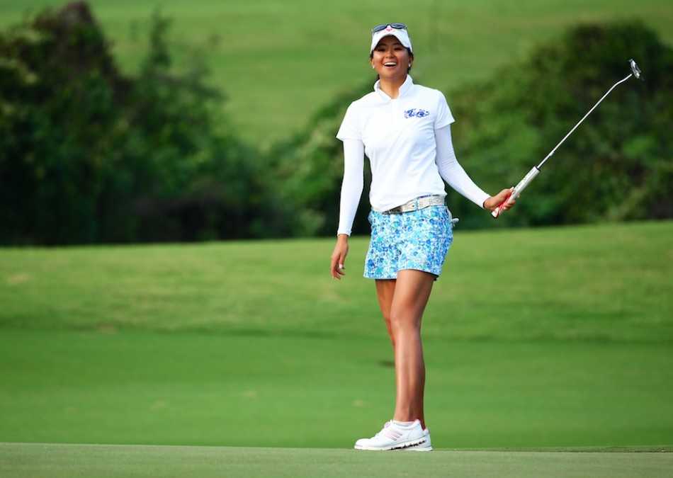 克拉拉-斯皮科娃流畅挥杆，金发与挥杆轨迹在阳光下闪耀