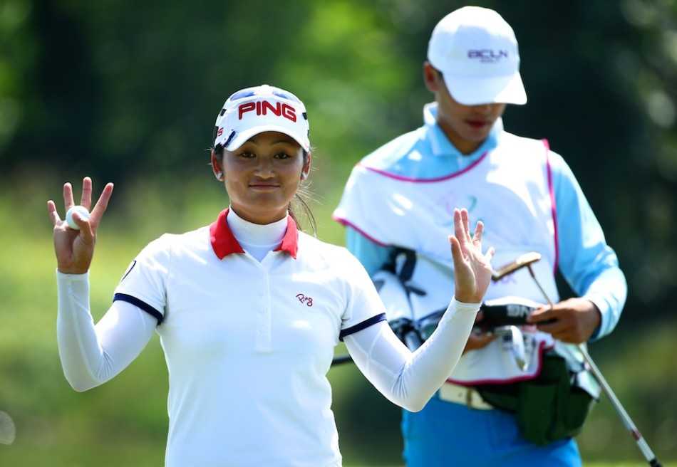 坎贝尔完成收杆动作，身姿挺拔如松，尽显运动之美