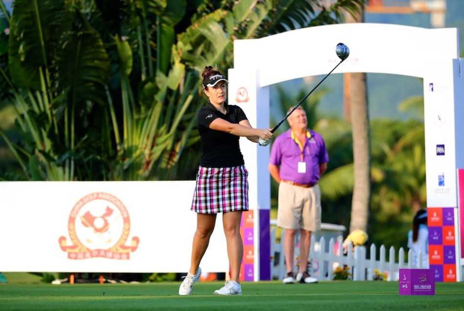 郭艾榛在比赛中凝神准备推杆，果岭的线条与她的专注神情相映成趣