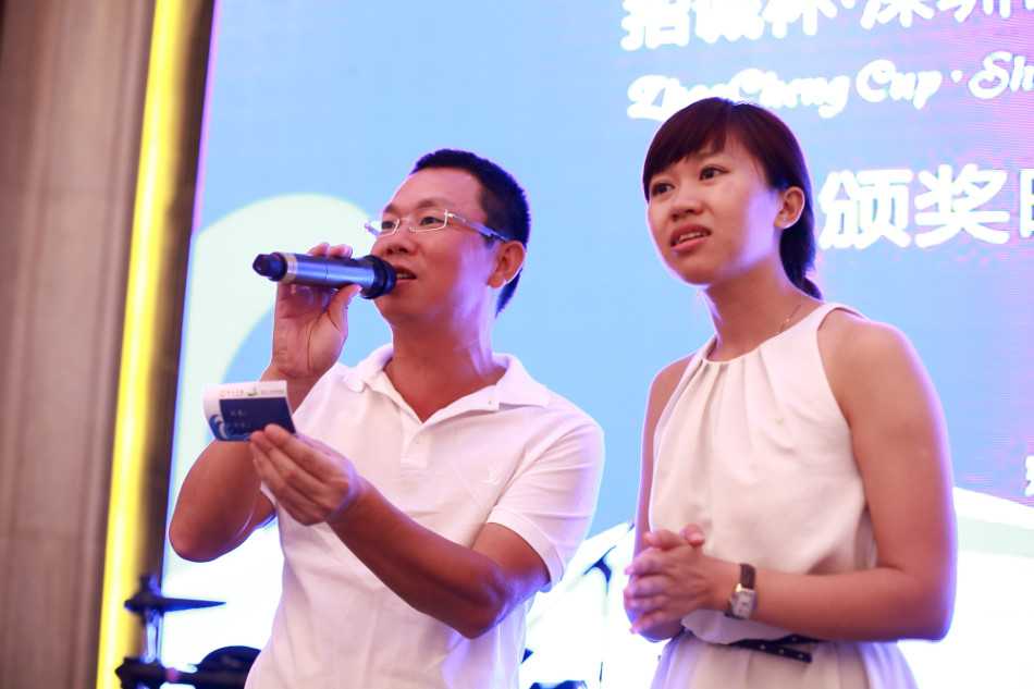 赞助人庄镇川潇洒挥杆瞬间，阳光勾勒出他专注而有力的侧影，小白球应声飞出