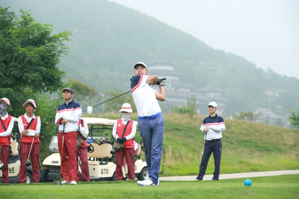 郭鸿先生接棒演唱，姿态投入，现场气氛温馨而热烈，听众们专注欣赏