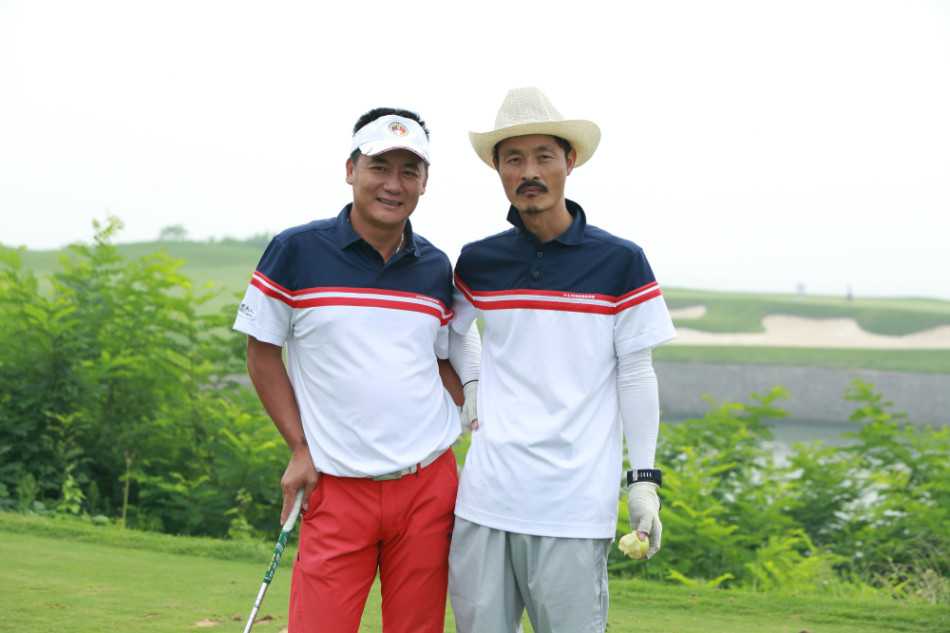 净杆季军与颁奖嘉宾合影，手持鲜花与奖牌，喜悦之情溢于言表