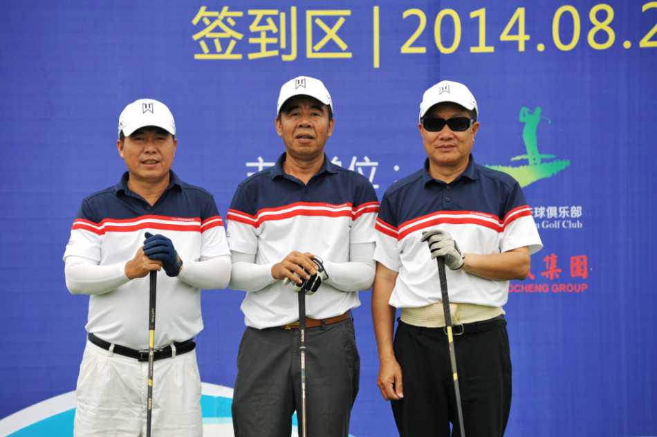 高尔夫球友在果岭上完成关键推杆，身体姿态保持完美，目光紧随球的轨迹