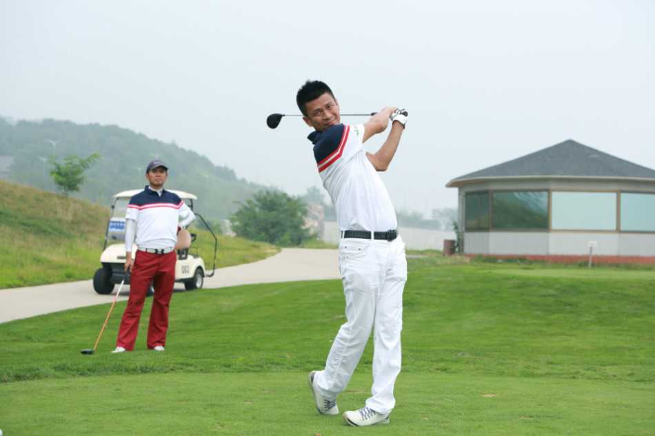 方伟方总在晚宴上深情献唱，手持话筒目光深邃，仿佛在用歌声讲述故事