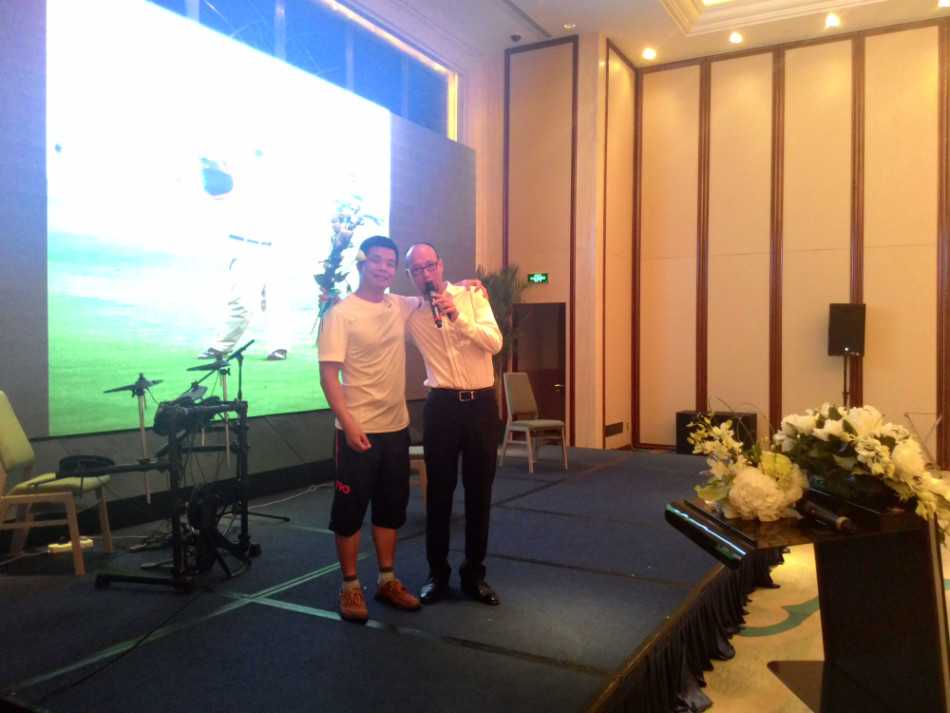 开球仪式上彩球飞向蓝天的瞬间，色彩斑斓的烟迹如同为盛会画上一道彩虹