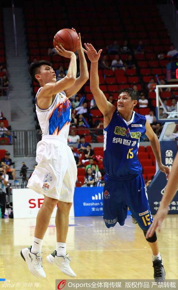 刘晓宇面对防守球员，高高跃起，手腕柔和一抖，篮球划过一道完美的弧线直奔篮筐。