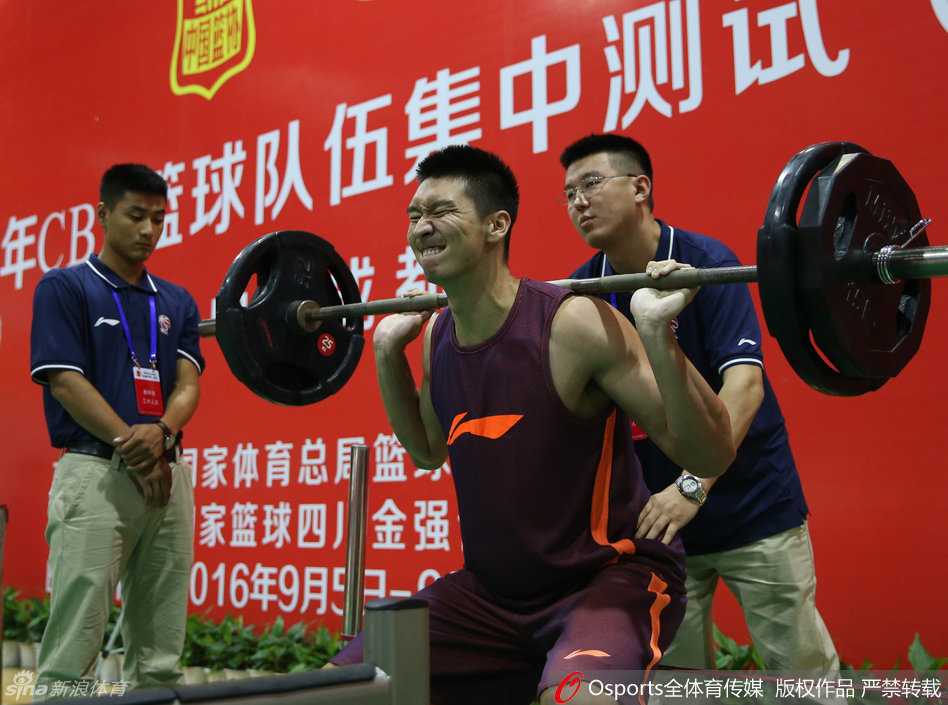 另一角度下孙悦推举杠铃的特写，他紧闭双眼，面部肌肉因用力而扭曲变形，汗水浸湿了头发。