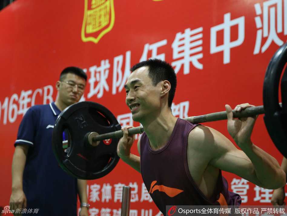 西热力江在举重时张大嘴巴呐喊发力，眉头紧锁，汗水布满额头，表情极具感染力和喜剧效果。