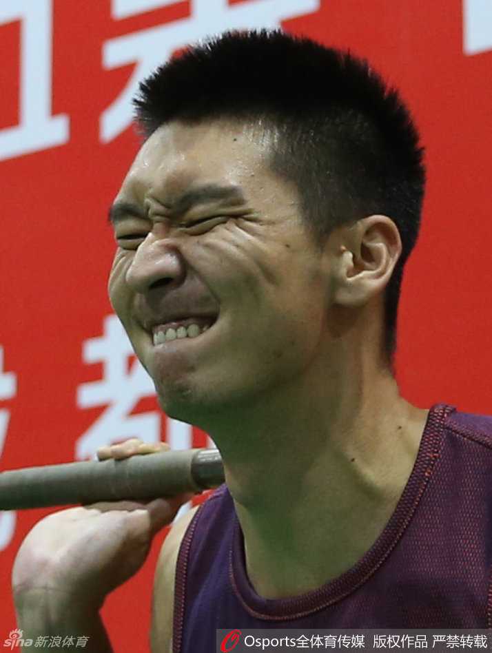 孙悦在卧推时脸部青筋暴起，眉头紧锁，嘴巴紧抿成一条线，用尽全身力气推举杠铃的狰狞瞬间。