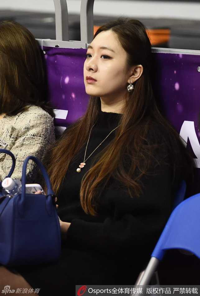 陈露在场边观战时展露甜蜜灿烂的笑容，高挑的身材和女王般的气场让她成为看台上最亮眼的明星。