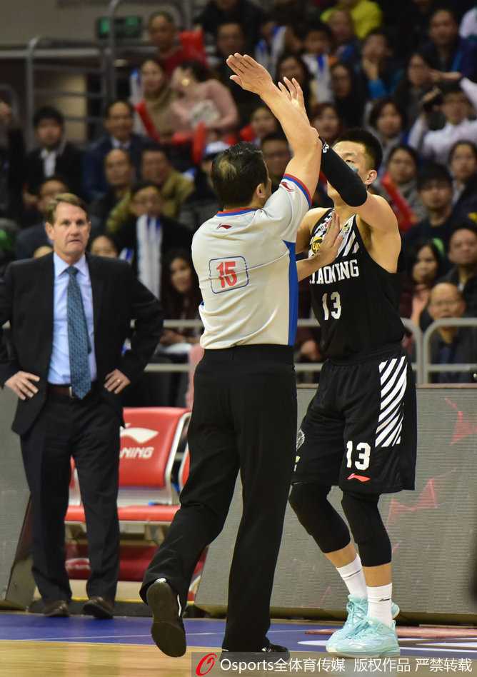 CBA半决赛辽粤大战加时赛最后时刻争议判罚回顾 辽宁队核心后卫郭艾伦在赛后神情落寞,尽管球队赢得了比赛,但比赛过程中的多次争议判罚,显然让球员们的心里蒙上了一层阴影。