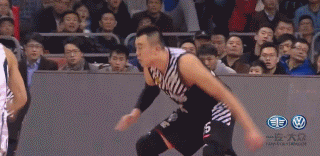CBA半决赛辽粤大战加时赛最后时刻争议判罚回顾 辽宁队中锋韩德君在篮下高高跃起,奋力封盖广东队周鹏的上篮,展现出了强大的内线防守威力。