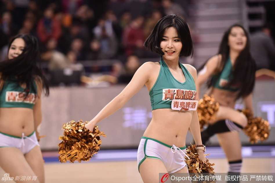 暂停期间，宝贝们摆出酷飒造型，修长身姿与坚定眼神构成赛场边一道独特的风景线，为辽篮将士注入温柔力量