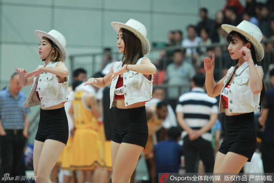 镜头捕捉到啦啦队员眼神撩人的瞬间，她面带自信微笑，用性感舞姿为场上球员助威，感染力十足